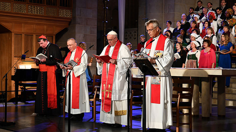 Fra venstre: kardinal Kurt Koch, lederen av Det pavelige rådet for fremme av kristen enhet, presidenten i Det lutherske verdensforbund biskop Munib Younan, Pave Frans og generalsekretæren i Det lutherske verdensforbund Martin Junge. (Foto: Magnus Aronsson, ikon@svenskakyrkan.se)