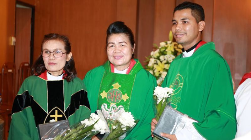 Tre nyordinerte: Somporn Kunchote, Sim Samphachanyanon og Wirot Keawsaat. Foto: Paitoon Meetee