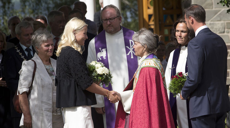 Ettårsdagen for terroranslagene 22. juli 2011 ble markert i landets kirker. Biskopene forrettet i domkirkene. Representanter for kongefamilien, Regjeringen og Stortinget var til stede på gudstjenestene i Oslo domkirke og Hole kirke. Her tar kronprinsparet avskjed med biskop Laila Riksaasen Dahl etter minnegudstjenesten i Hole kirke. Foto: Terje Bendiksby / NTB scanpix