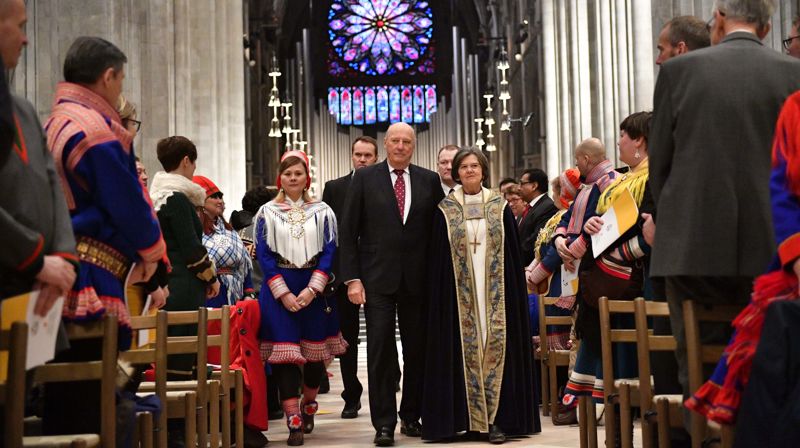 Fra jubileums- gudstjenesten 2. juni i forbindelse med Tråante 2017 i Nidarosdomen. Fra venstre Sara Ellen Anne Eira, leder i samisk kirkeråd, H.M. Kongen og biskop Helga Haugland Byfuglien. Foto: Ole Martin Wold / NTB scanpix