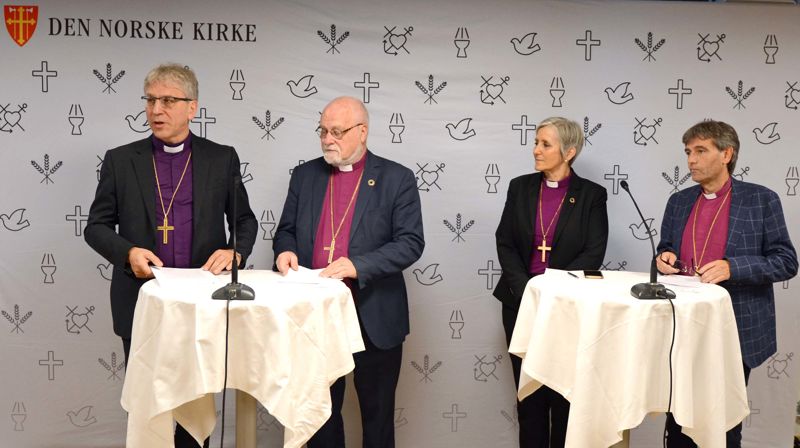 Pressekonferanse. Preses Olav Fykse Tveit, biskop Atle Sommerfeldt, biskop Herborg Finnset, biskop Stein Reinertsen. Foto: Bispemøtets sekretariat