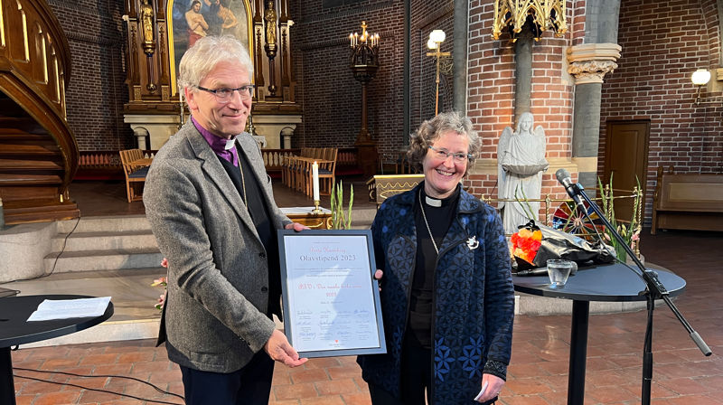 Preses Olav Fykse Tveit gir Prost Brita Hardeberg hennes diplom for tildelingen av Olavstipendet for 2023. i Trefoldighetskirken i Oslo