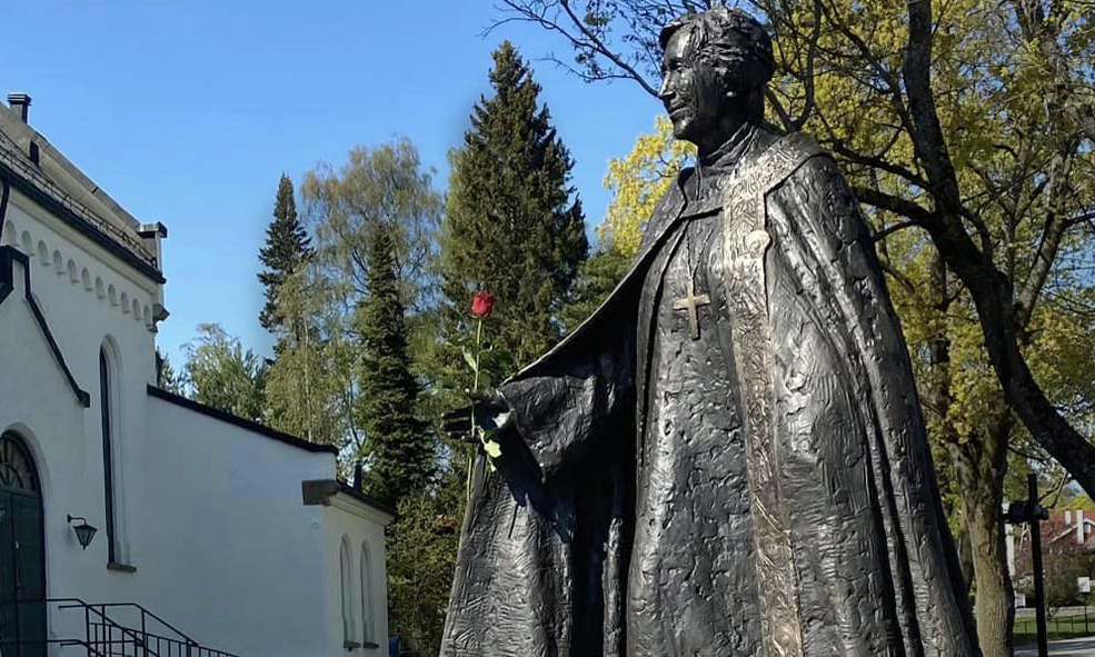 Statue av biskop Rosemarie Köhn avduket