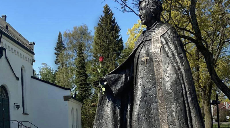 Statue av biskop Rosemarie Köhn avduket