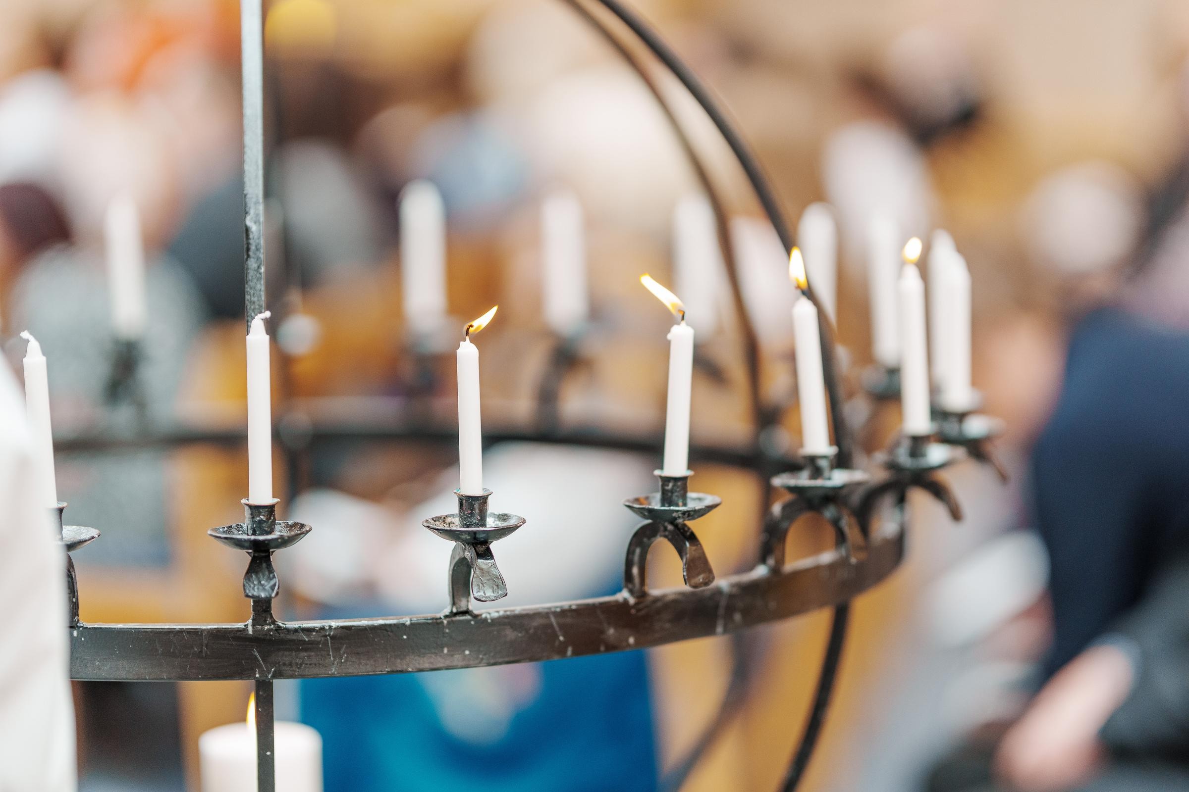 Lysglobe med tente lys. Foto: Ørjan Marakatt Bertelsen/Den norske kirke