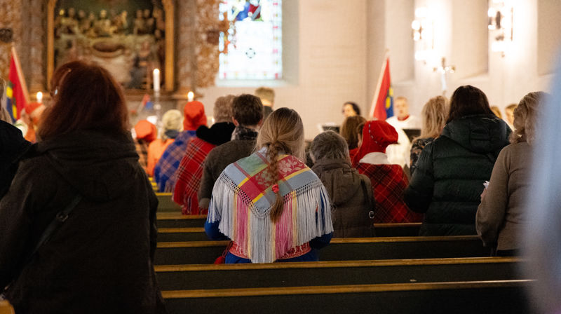 Personer i kirkebenken på samenes nasjonaldag. Foto: Hans Jakob Heimvoll