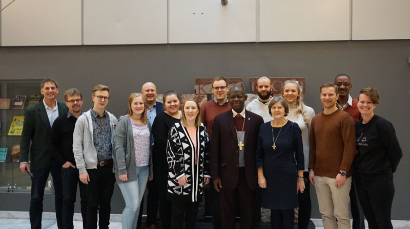 Biskop Yambasu møtte utvalget for ungdomsspørsmål i Den norske kirke sammen med bl.a. preses Helga H. Byfuglien, generalsekretær i Norges Kristne Råd, Erhard Hermansen, leder av SMM-nettverket Knut Hallen og misjonsrådgiver i Oslo bispedømme, Yohannes M. Shanka. (Foto: Kirkerådet) 