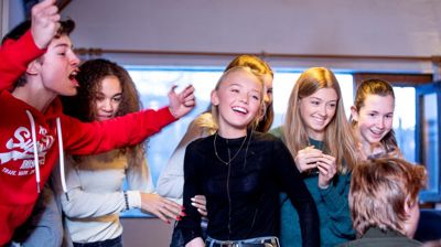 Konfirmasjon: Du lærer om kristne verdiar; du får markert at du byrjar å bli voksen; du får mykje fin merksemd, og du får nye venner. (Illustrasjonsbilde: Bo Mathisen)