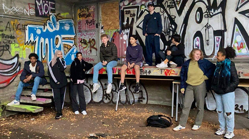 Unge ansatte i Løren-prosjektet; fra venstre Amin, Zeineb, Ana, Ludvig, Nikolai, Henrik, Mætin, Ingvild og Haleluya. (Foto: Ingrid Elise Sigmundstad)