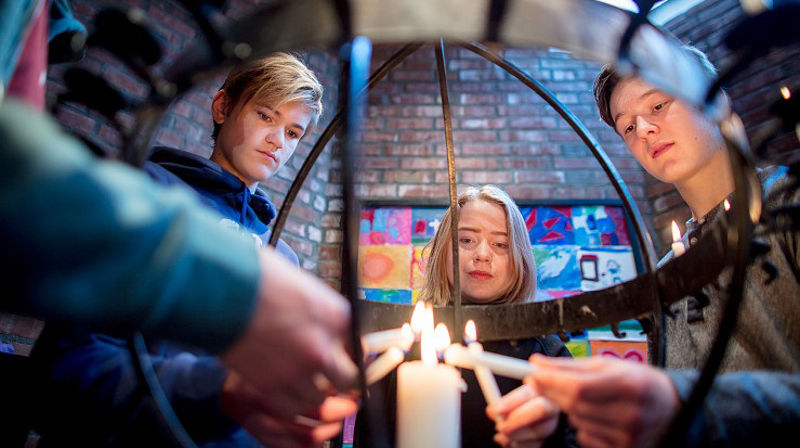 Lysgloben symboliserer verden, en klode vi alle har ansvar for. (Foto: Bo Mathisen)