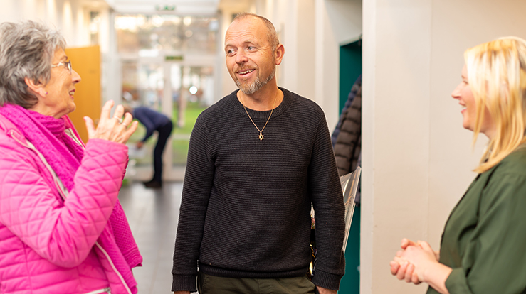 I Os kirke er det mange frivillige som selv gleder seg over å glede andre. (Foto: Ole Henrik Kongsvik)