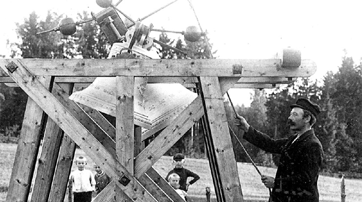 Bilde fra «Kirkeklokker - en innføring i funksjoner, historie, bruk, ettersyn og bevaring». Prøveringing av nye klokker før levering. Bildet er tatt på Nauen gård (klokkestøperi) rundt 1910. (Foto: Olsen Nauen klokkestøperi AS)