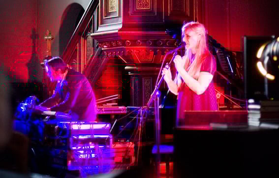 Susanna Wallumrød & The Magical Orchestra Morten Qvenild i Sofienberg kyrkje, Oslo, 2009. Foto: Arne Ove Bergo