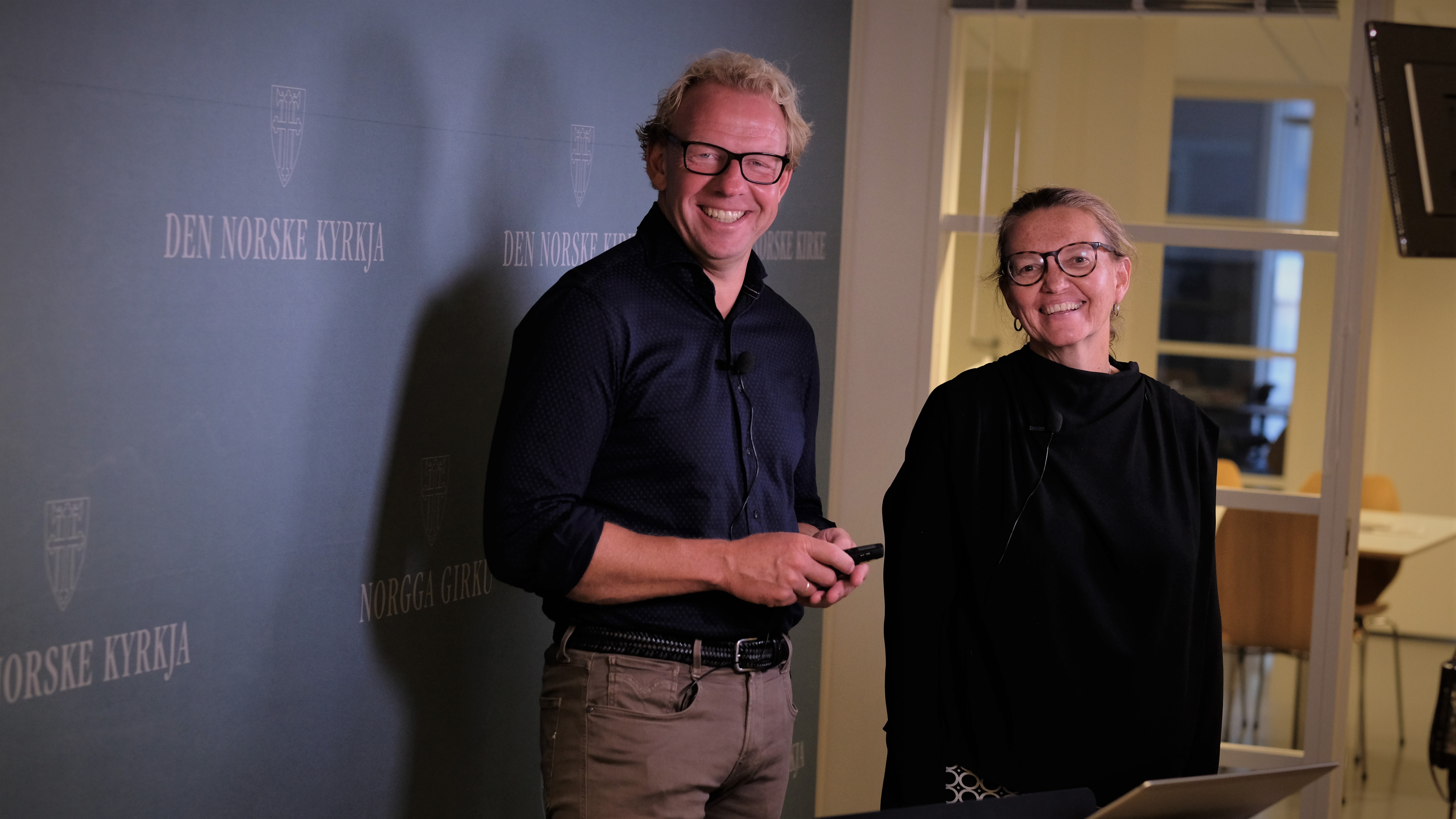 Utvalgsleder Morten Müller-Nilssen ser fram til å presentere rapporten fra Hovedutvalget for kirkelig organisering. Her sammen med prosjektdirektør Inger Kari Stensrud. Foto: Kirkerådet/Den norske kirke