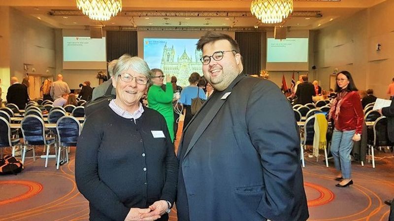 Anne Brun Andersen og Jørgen Foss har lært mye av å sitte i samme komite på Kirkemøtet. Foto: Kirkerådet 