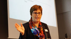 Direktør i Kirkerådet, Ingrid Vad Nilsen, på talerstolen på Kirkemøtet. Foto: Kirkerådet
