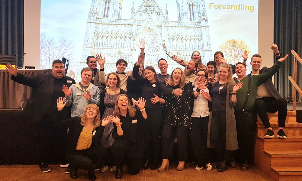 Representantene fra Ungdommens kirkemøte sammen med andre unge medlemmer av Kirkemøtet. Foto: Kirkerådet