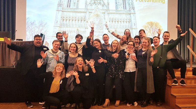 Representantene fra Ungdommens kirkemøte sammen med andre unge medlemmer av Kirkemøtet. Foto: Kirkerådet