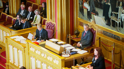 Ledere i Den norske kirke var godt representert på tilhørerplass under den historiske stortingsdebatten om endringer av Grunnlovens stat-kirke-paragrafer 21. mai. Foto: Erlend Berge/Vårt Land