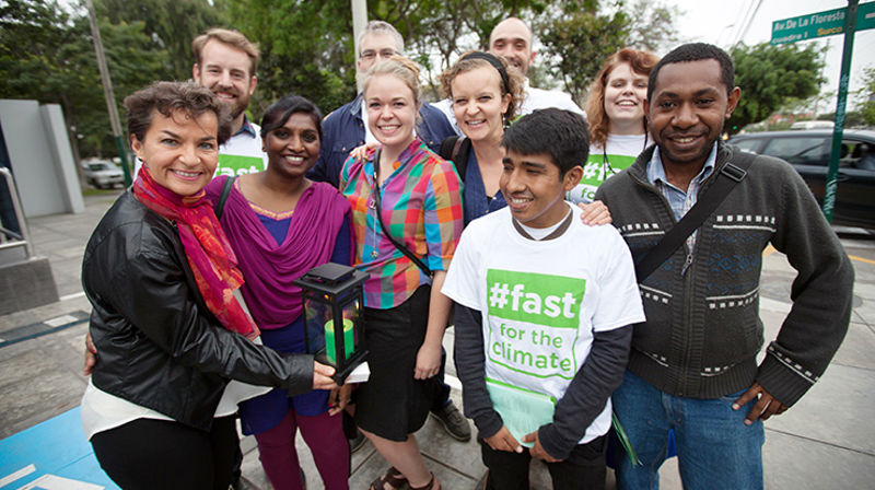Unge voksne fra Det lutherske verdensforbund møtte den daværende sjefen for FNs klimaforhandlinger, Christiana Figueres, på klimatoppmøtet i Peru i 2014. (Foto: LVF/Sean Hawkey)