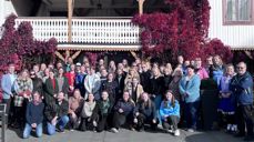 Bilde fra UKM 2021. Leder i DnkU, Nora Antonsen, og delegater og dirigentskap.