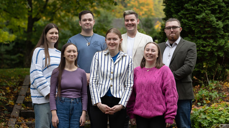 Nytt DnkU, fra venstre Liv Marie R. Paulsen, Aurora S. Botnemyr, Sondre Almerud Øy, Elise Skjærven Aas, Christian H. Klaussen, Jannike Buschmann Johannessen og Sebastian Kaltoft Hansen. Kristina Rimstad var ikke på årets UKM, og er derfor ikke med på bildet. (Foto: Den norske kirke)