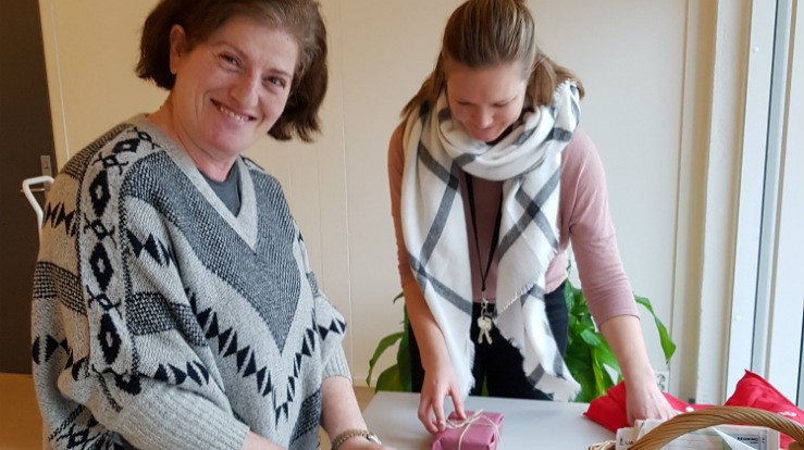 Najah Neameh (t.v.) og diakon Anna Spilling i Hovin menighet i Hovin menighet i Jessheim i Akershus.