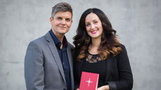 Camilla Tjønn Thingvoll og Odd Rune Wolden er programleiarar for salmemaraton på NRK. Foto: Erlend Laanke Solbu/NRK