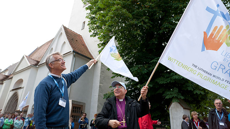 Fra "The Wittenberg Pilgrimage 2016". LVFs generalsekretær Martin Junge og president Munib A. Younan ved St. Nikolai-kirken i den tyske byen Coswig. (Foto: LVF/Marko Schoeneberg)