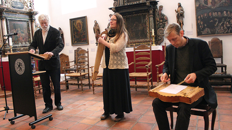 Norske toppmusikere spilte ved åpningen av reformasjonsutstillingen på Norsk Folkemuseum. F.v. musiker, musikkviter, instrumentmaker og inspirator Sverre Jensen, kvedar, folkemusiker og tradisjonsbærer fra Telemark Øyonn Groven Myren og master i cembalospill og tidligmusikk, nå stipendiat ved NTNU Lars Henrik Johansen.