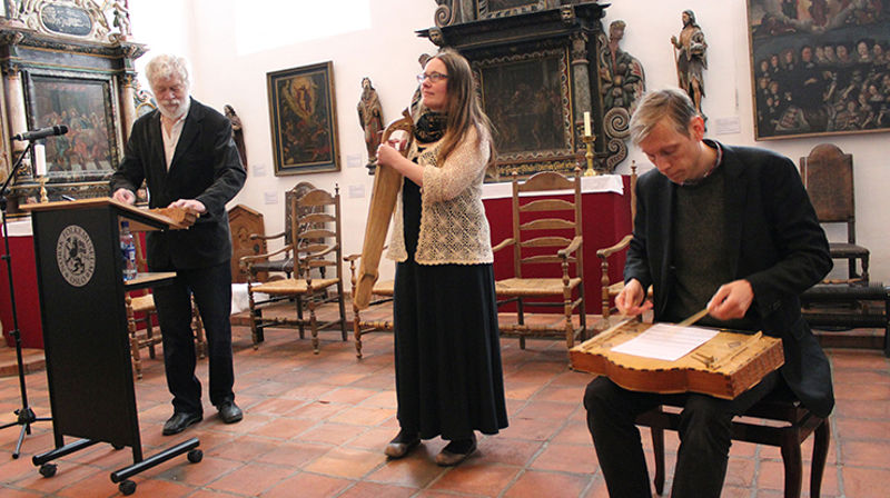 Norske toppmusikere spilte ved åpningen av reformasjonsutstillingen på Norsk Folkemuseum. F.v. musiker, musikkviter, instrumentmaker og inspirator Sverre Jensen, kvedar, folkemusiker og tradisjonsbærer fra Telemark Øyonn Groven Myren og master i cembalospill og tidligmusikk, nå stipendiat ved NTNU Lars Henrik Johansen.