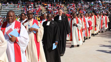 Presteprosesjon ved jubileumsgudtjenesten på Sam Nujoma-stadion i Windhoek søndag 14. mai.