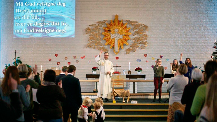 Velsignelsen lyses over Greverud menighet (Foto: Sveinung Bråthen)
