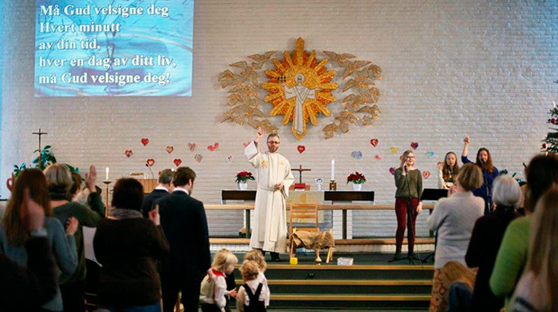 Velsignelsen lyses over Greverud menighet (Foto: Sveinung Bråthen)