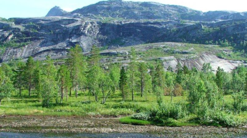 Gåvvå: Roavesgåhppe/Vuodnabahta (Hellemobotn) Sáme girkkoráde