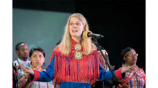 Hanne Punsvik Øygard lyser velsignelsen på samisk, på misjonskonferansen. (Foto: Albin Hillert, WCC)
