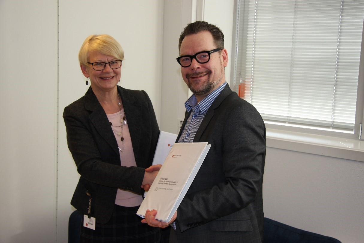 Bjørg Sveinall Øgaard, konstituert kirkeverge i Bergen og daglig leder i Kirkepartner, Inge Mauseth inngår tjenesteavtale. 