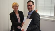 Bjørg Sveinall Øgaard, konstituert kirkeverge i Bergen og daglig leder i Kirkepartner, Inge Mauseth inngår tjenesteavtale.