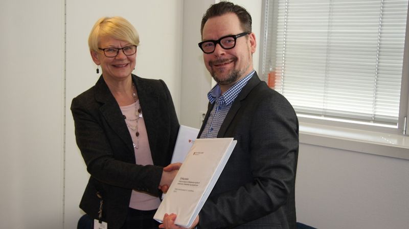 Bjørg Sveinall Øgaard, konstituert kirkeverge i Bergen og daglig leder i Kirkepartner, Inge Mauseth inngår tjenesteavtale.