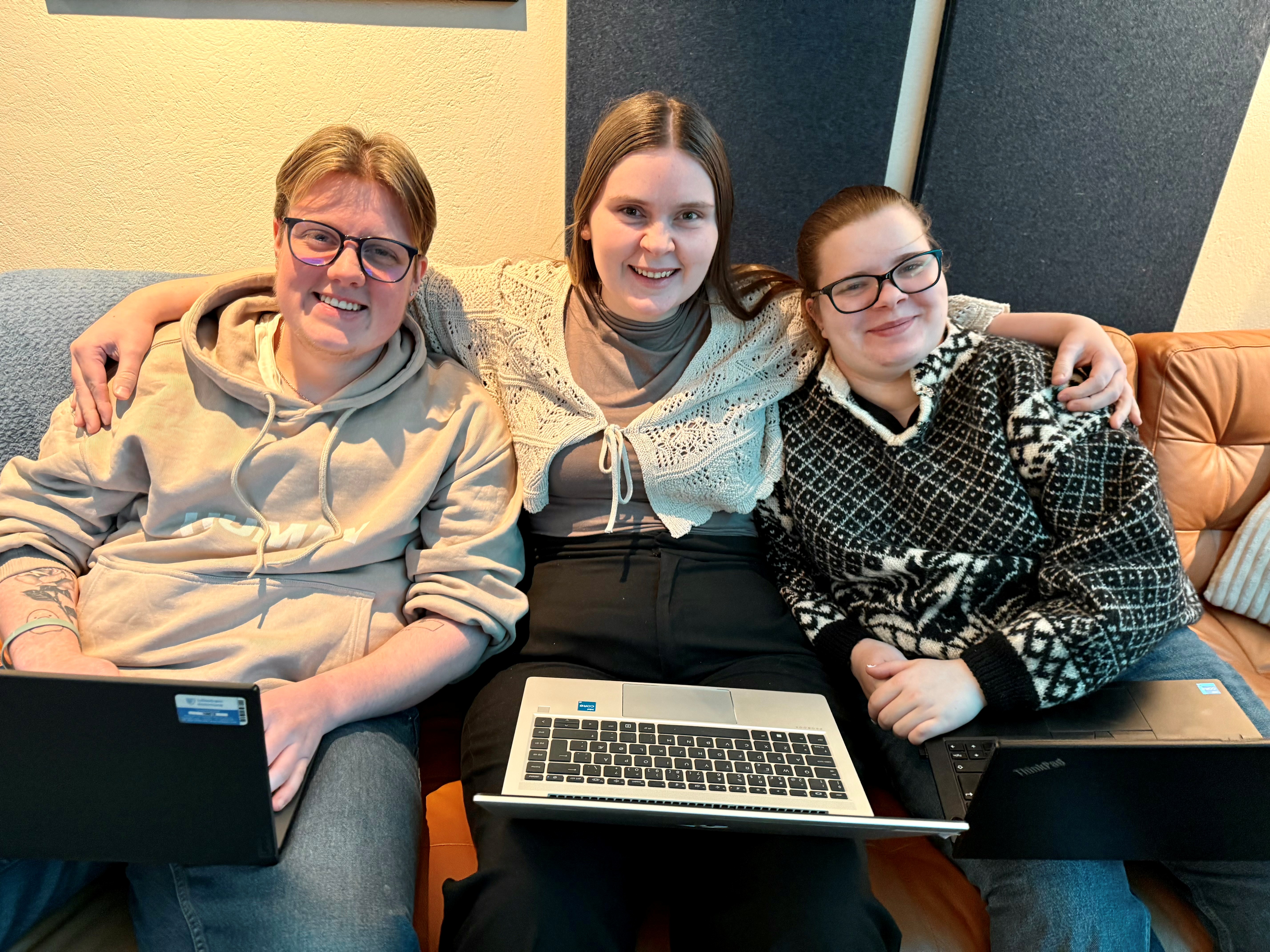 De flinke lærlingene våre: Isak, Ingrid og Cecilie.