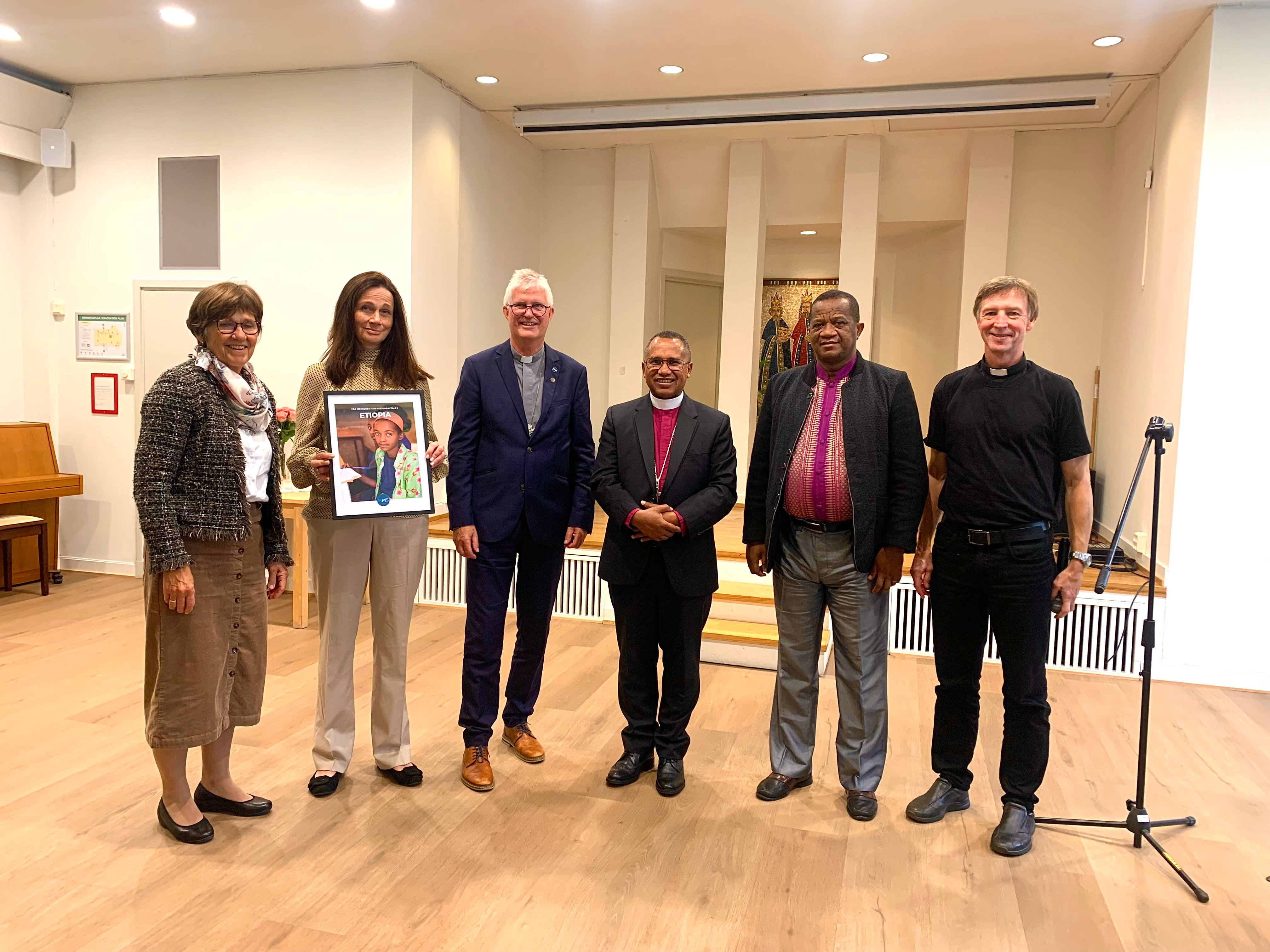 Fra venstre: Else Storaas Vatne fra NMS, Torild Egeland Engh fra Ris menighetsråd, Helge Gaard, generalsekretær i NMS, NMS’ gjester kirkepresident Denis og visepresident Soloson, begge fra den gassisk lutherske kirken på Madagaskar, Paul Erik Wirgenes, sokneprest i Ris menighet. (Foto: Line Andreassen)