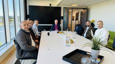 Biskop Jan Otto Myrseth har hatt et langt engasjement for jesidienes situasjon. Prins Hazem Tahseen Saeed sitter til høyre for biskopen. Resten av prinsens følge er jesidier som er bosatt i Norge.