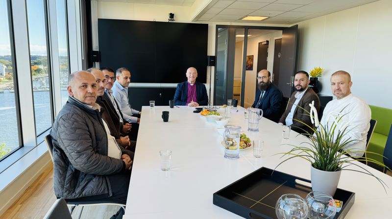 Biskop Jan Otto Myrseth har hatt et langt engasjement for jesidienes situasjon. Prins Hazem Tahseen Saeed sitter til høyre for biskopen. Resten av prinsens følge er jesidier som er bosatt i Norge.