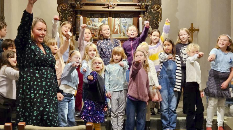 Barne- og familiearbeidet blomstrer i Botne, og under visitasen var det Superonsdagskonsert med Småbarnssang, Minikor og Barnegospel. Undervisningsleder Ingvild Guttormsen Heier leder an. Foto: Knut Edvart Larsen