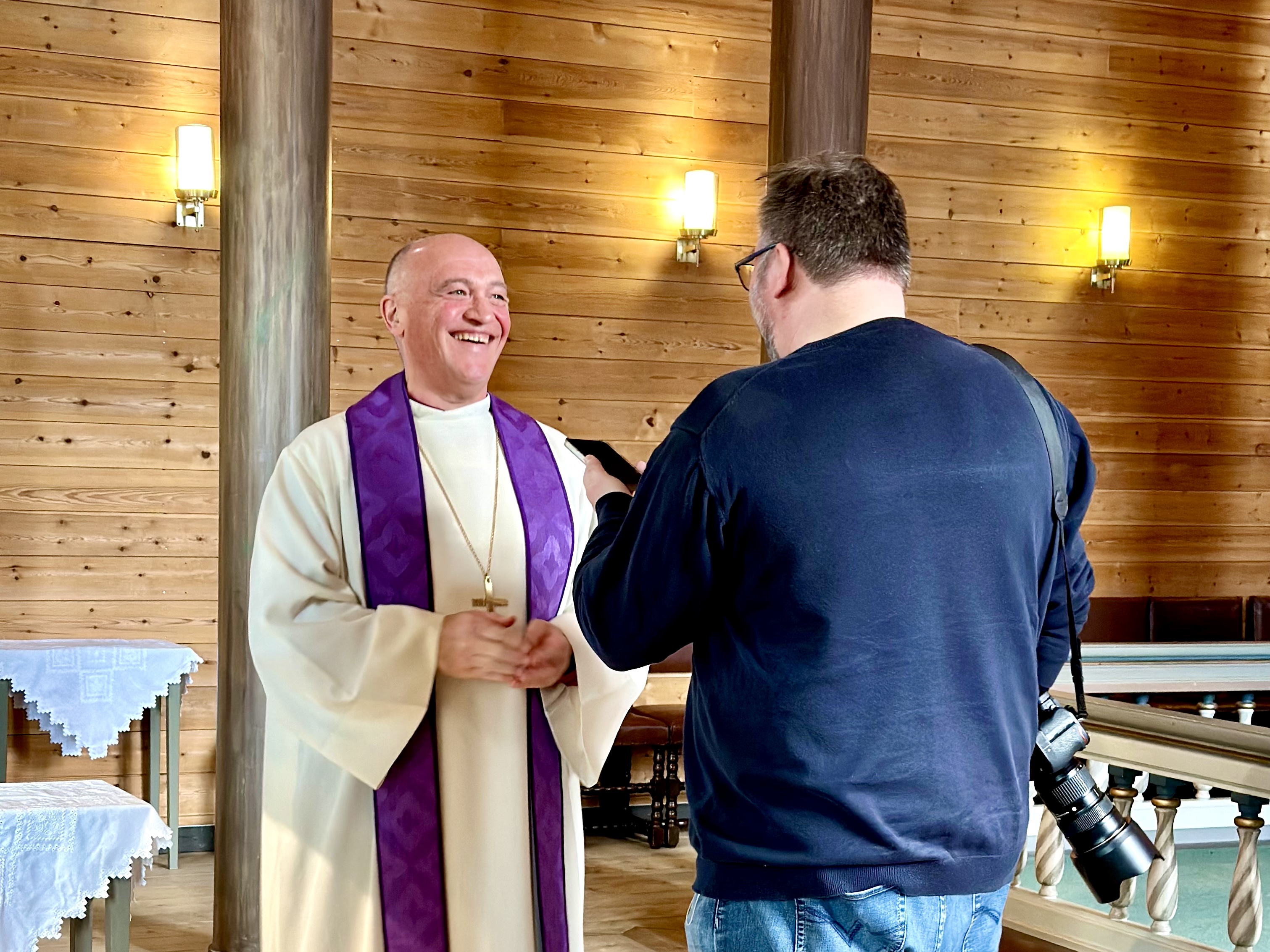 Tunsberg-biskop Jan Otto Myrseth i samtale med lokalavisen Hallingdølen. Foto: Torill Landaasen
